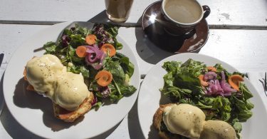 Imagem de pratos de brunch sobre a mesa e ovos Benedict