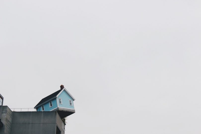 Imagem de uma casa na beira do penhasco