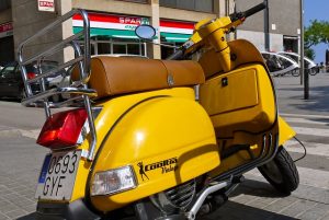 Imagem de uma moto amarela vintage da Cooltra, em Barcelona