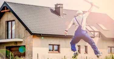 Homem celebra a construção de uma residência