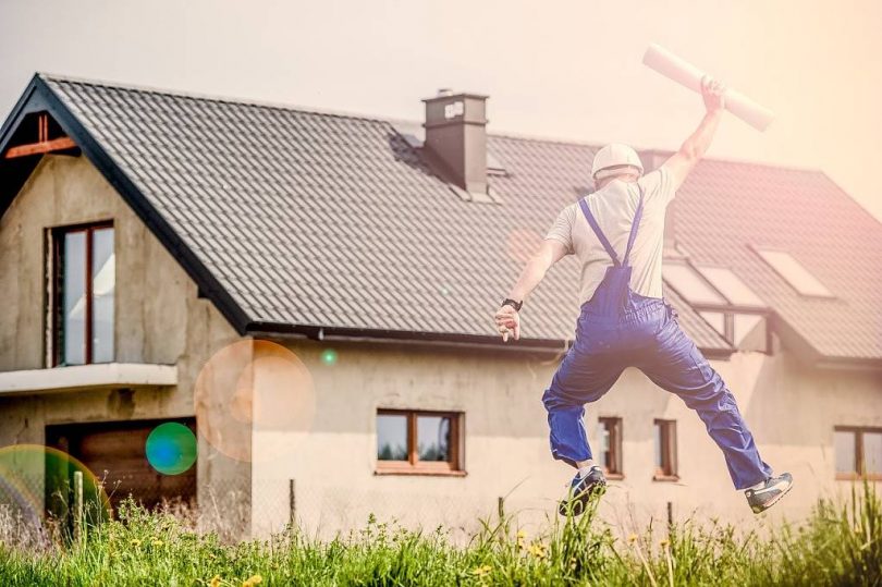 Homem celebra a construção de uma residência