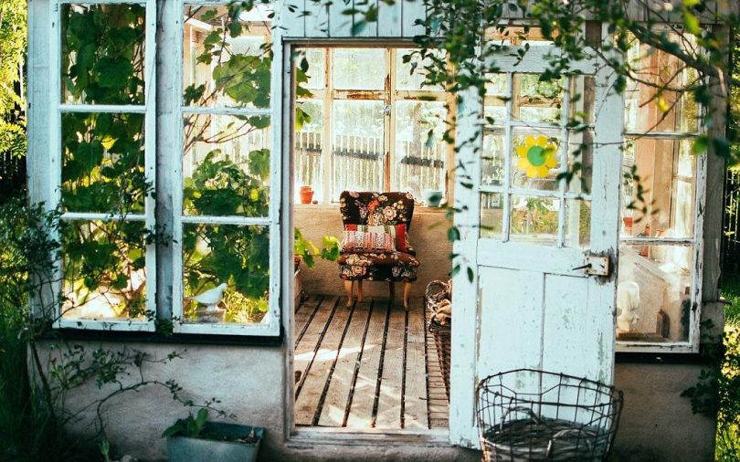 Ambiente rústico onde uma cadeira se destaca na imagem