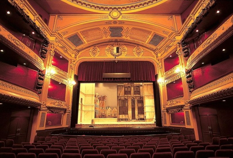 O palco do teatro e o ambiente convidam espectadores a verem grandes histórias