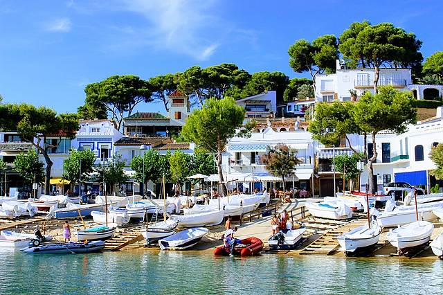 Uma das praias litorâneas da Costa Brava que lembra as lindas praias gregas