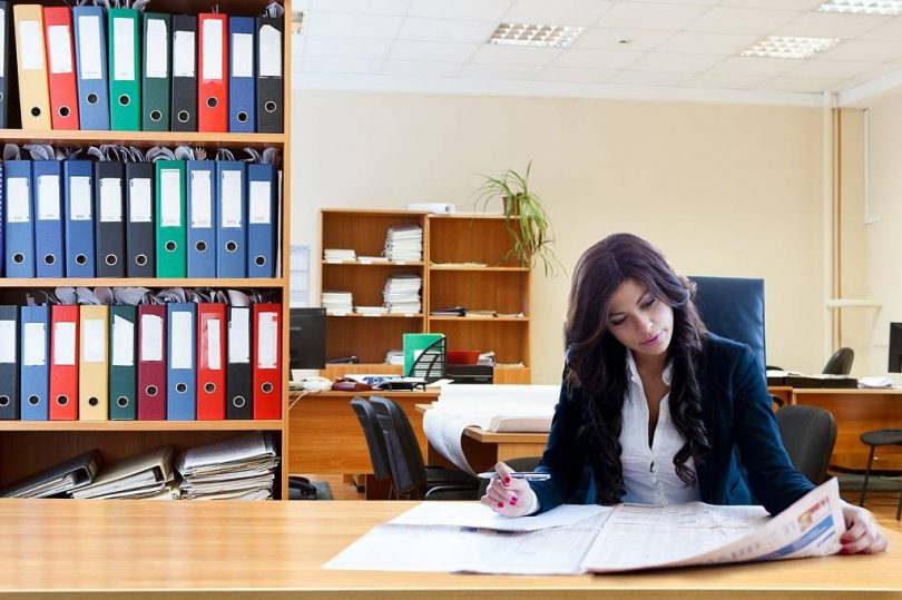 Mulher estuda concentradamente a sua próxima ação