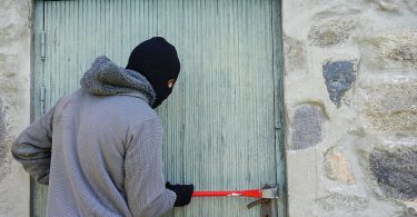 Ladrão tentando abrir a porta