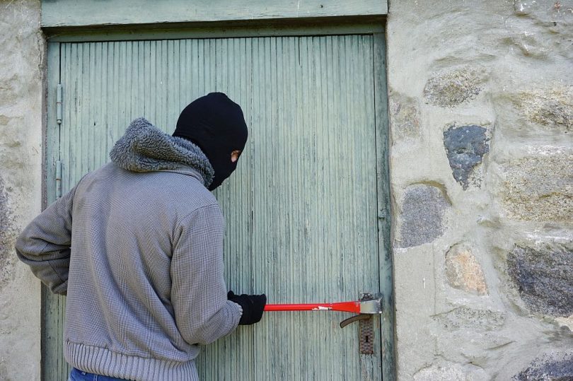 Ladrão tentando abrir a porta