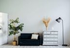 Uma sala de estar decorada e confortável