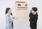 Casal segurando a caixa de mudança
