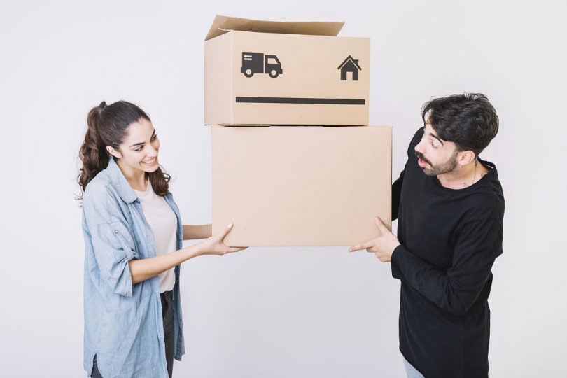 Casal segurando a caixa de mudança