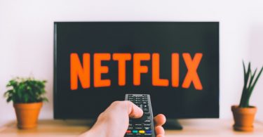 Televisão rodando Netflix