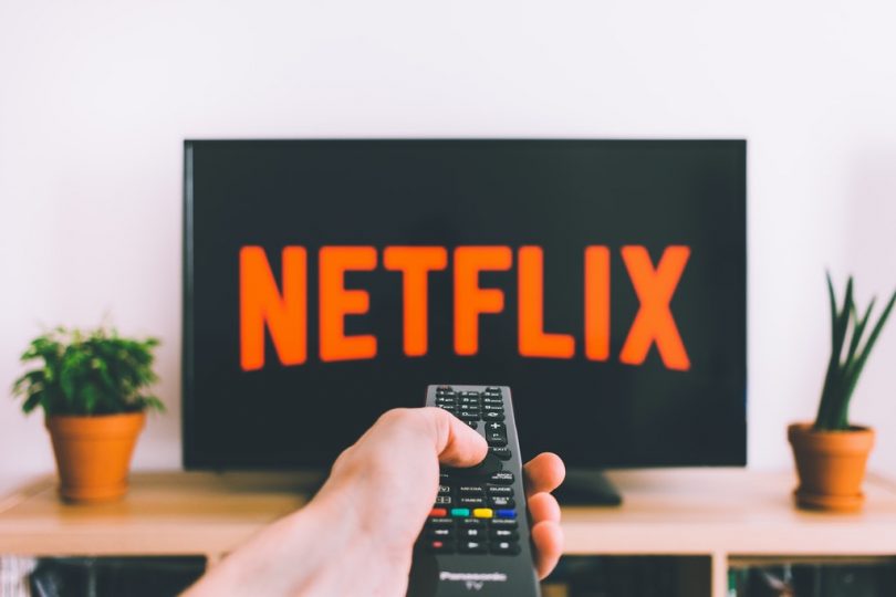 Televisão rodando Netflix