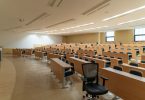 Sala de aula preparada para receber os estudantes em Barcelona