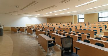 Sala de aula preparada para receber os estudantes em Barcelona