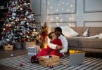 Família feliz em volta da árvore de natal