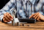 Homem faz as contas para economizar a luz da casa