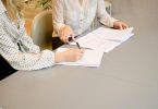 Pactando cláusula de contrato de aluguel de apartamento