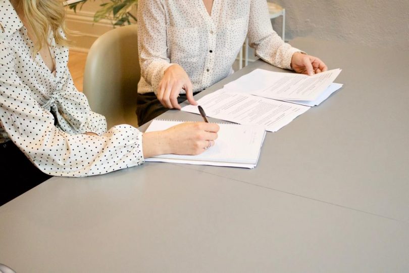 Pactando cláusula de contrato de aluguel de apartamento