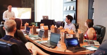 Pessoas reunidas em uma sala de escritório