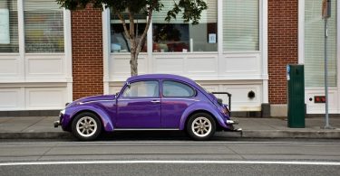 Fusca estacionado no meio de uma ruazinha