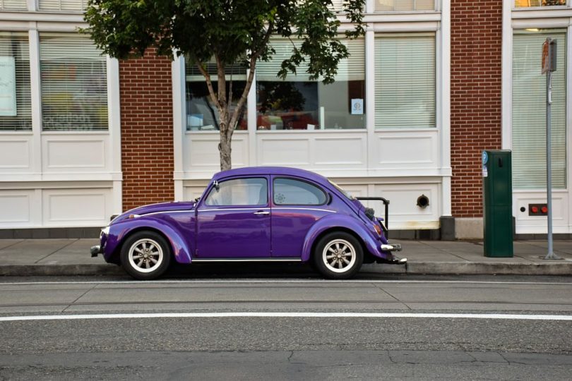 Fusca estacionado no meio de uma ruazinha