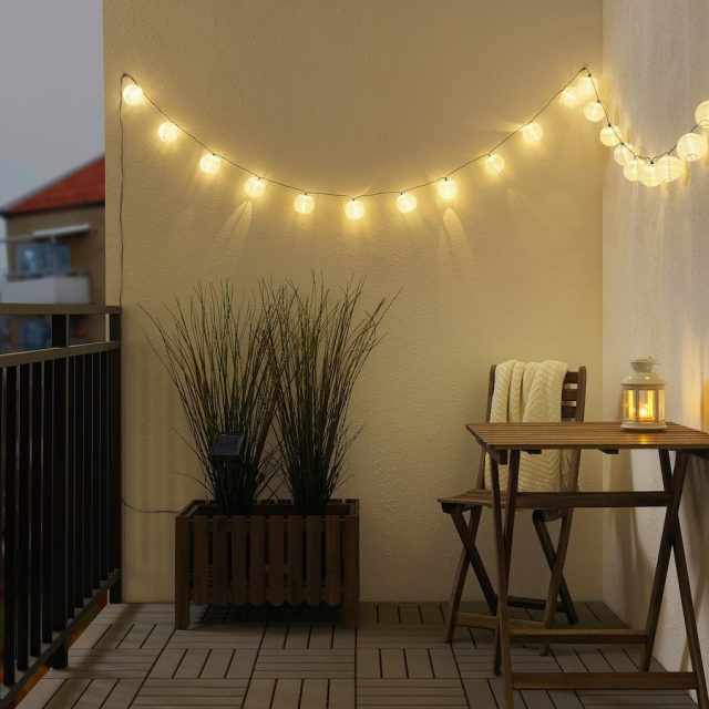 Terraço com elementos de iluminação