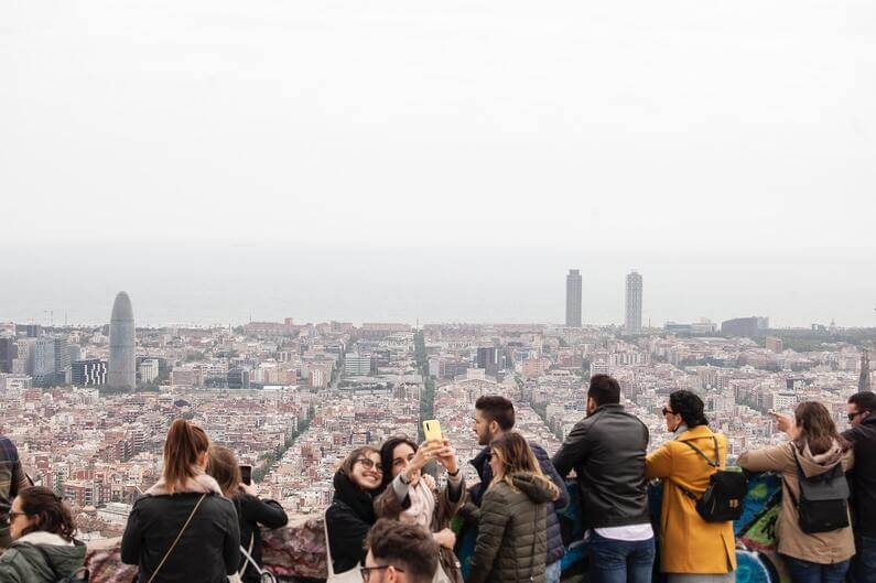 Pessoas fazendo tour em Barcelona
